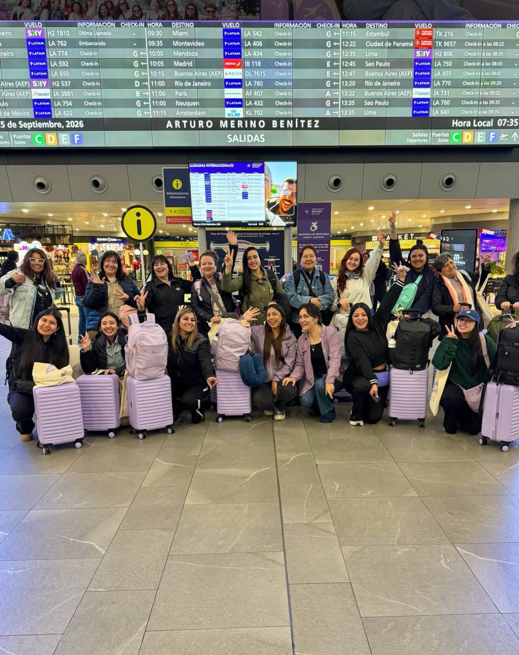 Grupo de viajeras con maletas lila en el aeropuerto de Santiago antes de partir